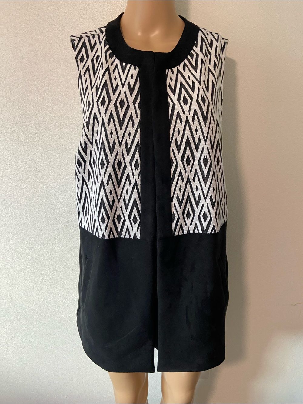 Chico's Black and White Patterned Sleeveless Jacket Vest SZ 2